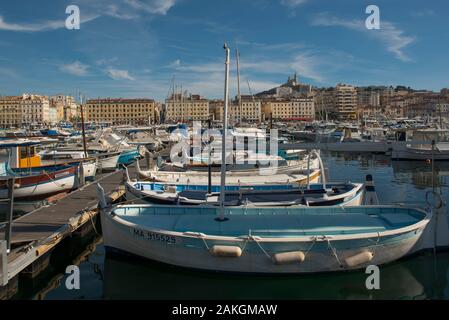 Frankreich, Bouche-du-Rhône, Marseille, dem alten Hafen, den traditionellen Fischerbooten und Notre Dame de la Garde Stockfoto