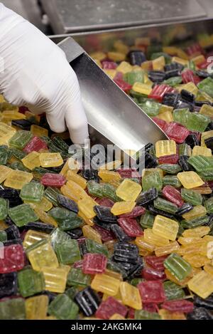 Frankreich, Vogesen (88), Anould, Confiserie des Hautes-Vosges, Fabrication de Bonbons, Résine des Vosges, Plaketten cassées, mise en Beutel Stockfoto