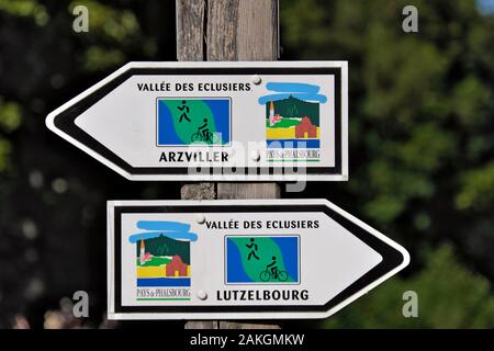 Frankreich, Mosel, Saint Louis Arzviller, die aktuelle Marne-Rhine Kanal und der alten Kanal separate, Radweg, Beschilderung, Vallee des Eclusiers Zeichen, Lutzelbourg Arzviller Stockfoto