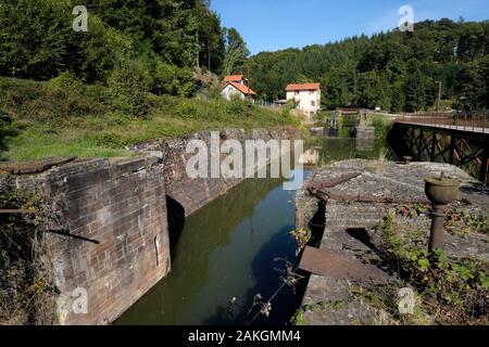 Frankreich, Mosel, Saint Louis Arzviller, der ehemalige Kanal von der Marne bis zum Rhein, das Vallee des Eclusiers, Haus, Radweg Stockfoto