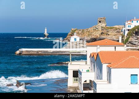 Griechenland, Kykladen Inseln, Insel Andros, Hora (oder Andros), die mittelalterliche Viertel und die Ruinen der Venezianischen Burg, tourlitis Leuchtturm im Hintergrund Stockfoto