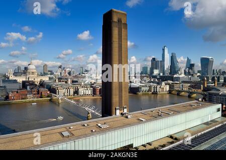 Vereinigtes Königreich, London, Southwark Bezirk, Tate Modern, Millennium Bridge von Architekt Norman Foster auf der Themse und St. Paul's Kathedrale in der Stadt im Hintergrund, die Wolkenkratzer der Stadt mit den 20 Fenchurch Street nicknamed die Walkie-Talkie-entworfen von dem Architekten Rafael Vinoly auf der rechten Seite Stockfoto