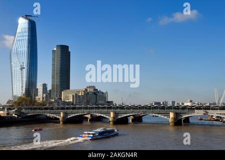 Vereinigtes Königreich, London, die Blackfriars Railway Bridge auf der Themse durch die Wolkenkratzer eine Blackfriars übersehen Links Stockfoto