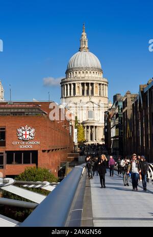 Vereinigtes Königreich, London, der Stadt, der St. Paul's Cathedral aus der Millennium Bridge gesehen vom Architekten Norman Foster auf der Themse, London School Stockfoto