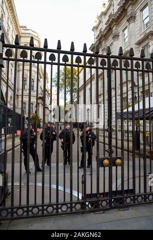 Vereinigtes Königreich, London, Westminster, Tore am Eingang der Downing Street Nummer 10 Häuser der Premierminister bewacht Stockfoto