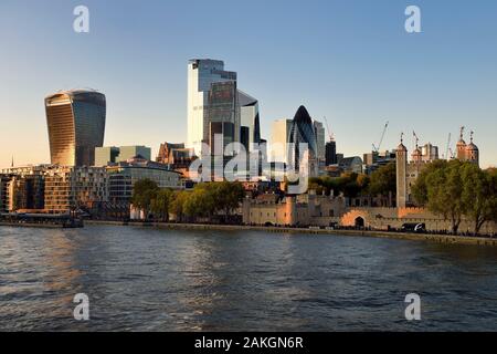 Vereinigtes Königreich, London, die Themse, die Tower von London, die Stadt mit ihren Wolkenkratzern, den Turm bekannt als das Walkie Talkie entworfen von Architekt Rafael Viñoly, Tower 30 St Mary Axe oder Swiss Re Gebäude auch als The Gherkin, entworfen vom Architekten Norman Foster bekannt Stockfoto