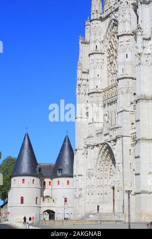 Frankreich, Paris, Beauvais, der Kathedrale Saint-Pierre in Beauvais (13.-16. Jahrhundert) mit der höchsten gotischen Chor der Welt, Südfassade mit dem MUDO (Musée de l'Oise) in der ehemaligen bischöflichen Palast installiert Stockfoto