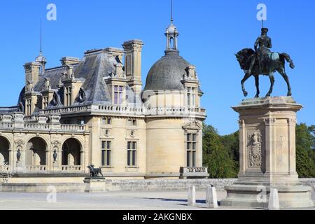 Frankreich, Oise, Chantilly, Domaine de Chantilly, Schloss aus dem 19. Jahrhundert, Terrasse Der Constable und das Reiterstandbild von Anne de Montmorency Stockfoto