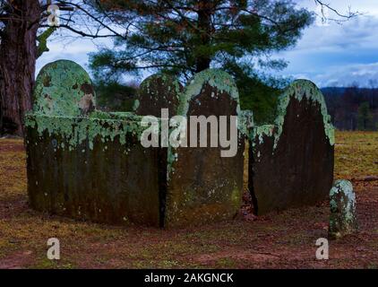 Sparta, Tennessee, USA - 29. Dezember 2019: Spring Hill Friedhof befindet sich auf der Spitze eines Hügels mit Blick auf die Stadt von Sparta, Tennessee. Stockfoto