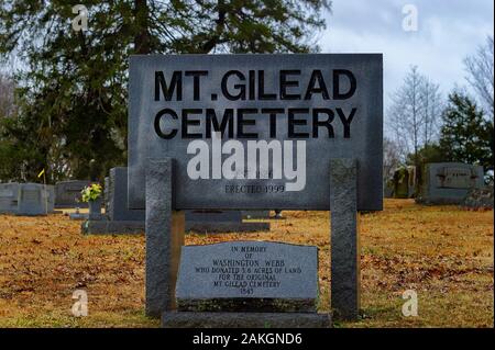 Sparta, Tennessee, USA - Dezember 29, 2019: Zelt Gräber der 1800 in Mt. Gilean Friedhof in Sparta, Tennessee an einem stürmischen Tag. Stockfoto