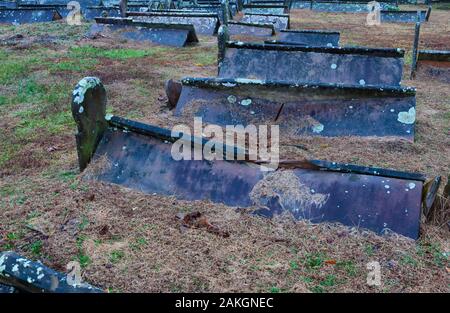 Sparta, Tennessee, USA - Dezember 29, 2019: Zelt Gräber der 1800 in Mt. Gilean Friedhof in Sparta, Tennessee an einem stürmischen Tag. Stockfoto