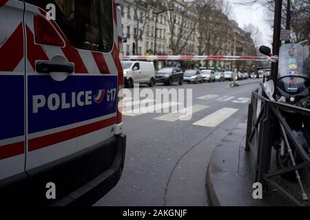 Französische Polizei Van und Cordon block Straße für den Verkehr im Hinblick auf die Proteste wegen der geplanten Rentenreform, Reisen während der Streik (La Grève) gestört, Boulevard Barbès, 75009, Paris, Frankreich, 9. Januar 2020 Stockfoto