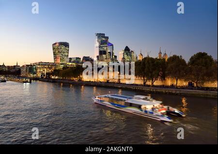 Vereinigtes Königreich, London, die Themse, die Tower von London, die Stadt mit ihren Wolkenkratzern, den Turm bekannt als das Walkie Talkie entworfen von Architekt Rafael Viñoly, Tower 30 St Mary Axe oder Swiss Re Gebäude auch als The Gherkin, entworfen vom Architekten Norman Foster bekannt Stockfoto