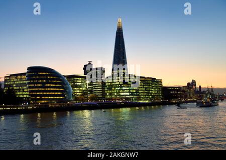 Vereinigtes Königreich, London, Southwark, London Bridge Viertel, das Rathaus von Architekt Norman Foster, London mehr Entwicklung und der Shard London Bridge Tower von Renzo Piano, der höchste Turm in London Stockfoto