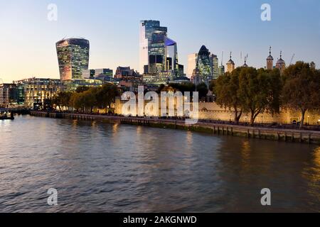 Vereinigtes Königreich, London, die Themse, die Tower von London, die Stadt mit ihren Wolkenkratzern, den Turm bekannt als das Walkie Talkie entworfen von Architekt Rafael Viñoly, Tower 30 St Mary Axe oder Swiss Re Gebäude auch als The Gherkin, entworfen vom Architekten Norman Foster bekannt Stockfoto