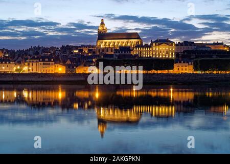 Frankreich, Maine et Loire, Loire-Tal UNESCO Weltkulturerbe, Blois, Fluss Loire Kais und St. Louis Cathedral Stockfoto