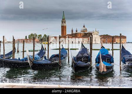 Italien, Veneto, Venedig, Gondeln an Kai am Ende der St. Mark's Platz und der Kirche von St. George Major Stockfoto