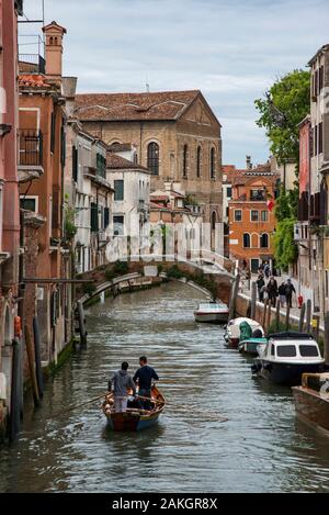 Italien, Veneto, Venedig, Ruderboot auf den Kanal und die Kirche St. Katharina Stockfoto