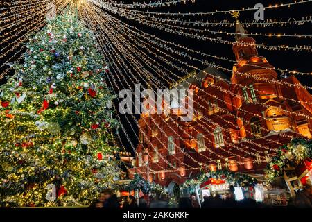 Ein Weihnachtsbaum am Manezhnaya Quadrat mit dem Staatlichen Historischen Museum auf dem Hintergrund, Moskau, Russland Stockfoto