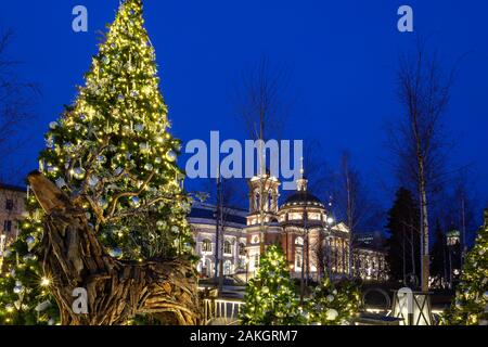 Weihnachten Dekorationen Zaryadye Park mit Kirche der Heiligen Barbara in Varvarka Straße auf den Hintergrund, Moskau, Russland Stockfoto