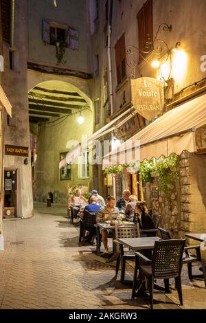 Frankreich, Alpes-de-Haute-Provence (04), Parc naturel régional du Verdon, Castellane, rue de Strasse Mitan, terrasse du Restaurant La Huvé Stockfoto