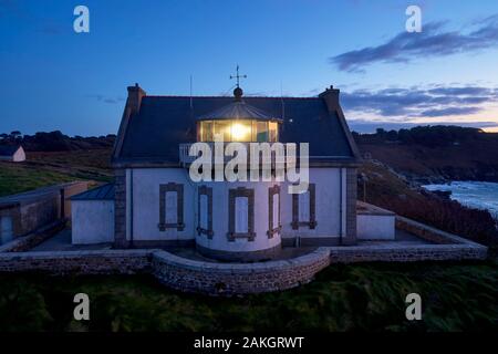 Frankreich, Finistere, Bucht von Douarnenez, Cap Sizun, Pointe du Kirche Notre-Dame de la Clarté, Millier Leuchtturm in der Dämmerung, Große nationale Lage (Luftbild) Stockfoto