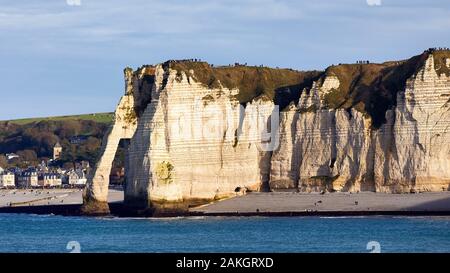 Frankreich, Seine Maritime, Pays de Caux, Cote d'Albatre (Alabaster Küste), Etretat, Felsen Aval, der Bogen und die Aiguille (Nadel) (Luftbild) Stockfoto