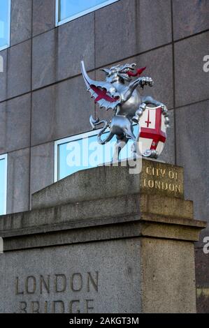 Ein Drache, der den Eintritt in die City of London, London, Großbritannien bedeutet Stockfoto