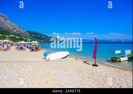 Barbati Strand mit kristallklarem azurblauem Wasser in schöner Landschaft - Paradies Küste der Insel Korfu, Ionische Inseln, Griechenland. Stockfoto