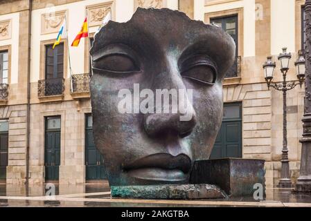 Spanien, Kanarische Inseln, Teneriffa, Santa Cruz de Tenerife, Teatro Guimera Theater und Skulptur des theatralischen Maske Stockfoto