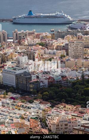 Spanien, Kanarische Inseln, Teneriffa, Santa Cruz de Tenerife, erhöhten Blick auf Stadt und Hafen Stockfoto