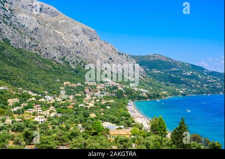 Barbati Strand mit kristallklarem azurblauem Wasser in schöner Landschaft - Paradies Küste der Insel Korfu, Ionische Inseln, Griechenland. Stockfoto