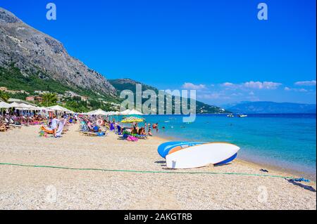 Barbati Strand mit kristallklarem azurblauem Wasser in schöner Landschaft - Paradies Küste der Insel Korfu, Ionische Inseln, Griechenland. Stockfoto