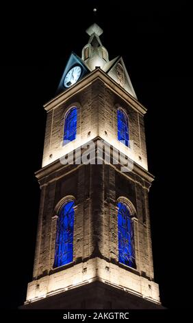 Clock Tower mit Lichtern in der Nacht in der Nähe von Old Giaffa (Jaffa) in Tel Aviv, Israel Stockfoto