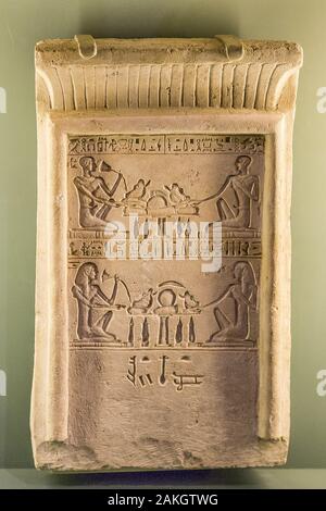 Eröffnungsbesuch der Ausstellung 'Sésostris III, pharaon de légende', Lille, Frankreich. Eine Stela mit der (seltenen) Handschrift des Bildhauers, Stockfoto