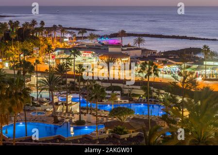 Spanien, Kanarische Inseln, Teneriffa, Playa de Las Americas, Resort Area, Dämmerung Stockfoto