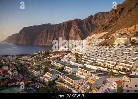 Spanien, Kanarische Inseln, Teneriffa, Los Gigantes, Hillside Apartments und Steilküsten, Erhöhte Ansicht, Sonnenuntergang Stockfoto