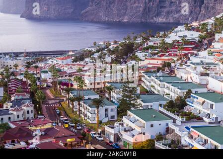 Spanien, Kanarische Inseln, Teneriffa, Los Gigantes, Hillside Apartments und Steilküsten, Erhöhte Ansicht, Dämmerung Stockfoto