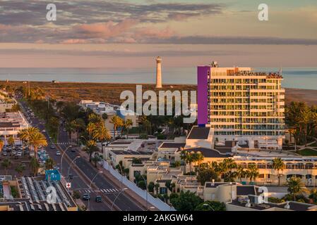 Spanien, Kanarische Inseln, Fuerteventura, Morro Jable, der Stadt Skyline von Playa del Matorral Strand, Sonnenuntergang Stockfoto