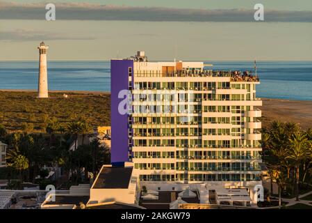 Spanien, Kanarische Inseln, Fuerteventura, Morro Jable, der Stadt Skyline von Playa del Matorral Strand, Sonnenuntergang Stockfoto