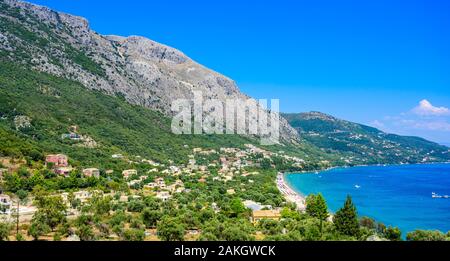 Barbati Strand mit kristallklarem azurblauem Wasser in schöner Landschaft - Paradies Küste der Insel Korfu, Ionische Inseln, Griechenland. Stockfoto