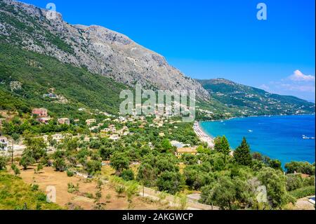 Barbati Strand mit kristallklarem azurblauem Wasser in schöner Landschaft - Paradies Küste der Insel Korfu, Ionische Inseln, Griechenland. Stockfoto