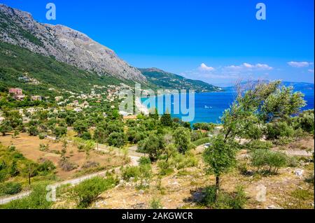 Barbati Strand mit kristallklarem azurblauem Wasser in schöner Landschaft - Paradies Küste der Insel Korfu, Ionische Inseln, Griechenland. Stockfoto