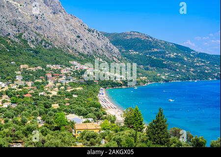 Barbati Strand mit kristallklarem azurblauem Wasser in schöner Landschaft - Paradies Küste der Insel Korfu, Ionische Inseln, Griechenland. Stockfoto