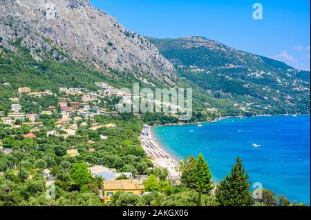 Barbati Strand mit kristallklarem azurblauem Wasser in schöner Landschaft - Paradies Küste der Insel Korfu, Ionische Inseln, Griechenland. Stockfoto