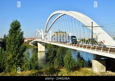 Frankreich, Bas Rhin, Straßburg, neue Beatus Renanus Brücke über den Rhein, auf der die Straßenbahn Straßburg verbinden mit Kehl zirkuliert, eine Straßenbahn für Europa ohne Grenzen zwischen Straßburg und Kehl Stockfoto