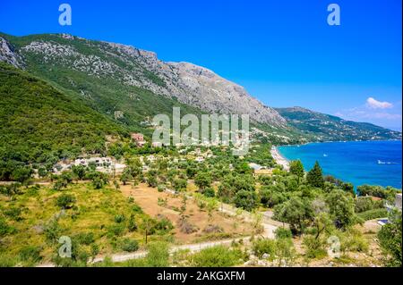 Barbati Strand mit kristallklarem azurblauem Wasser in schöner Landschaft - Paradies Küste der Insel Korfu, Ionische Inseln, Griechenland. Stockfoto