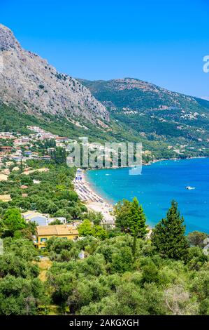 Barbati Strand mit kristallklarem azurblauem Wasser in schöner Landschaft - Paradies Küste der Insel Korfu, Ionische Inseln, Griechenland. Stockfoto