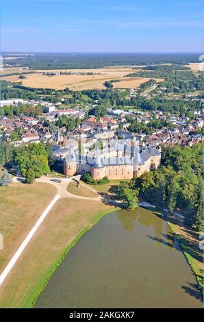 Frankreich, Yonne, Saint Fargeau, das Schloss in seiner Parc (Antenne viw) Referenz Stockfoto