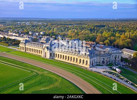 Frankreich, Oise, Chantilly, Chateau de Chantilly, der Grandes Ecuries (große Stallungen) (Luftbild) Stockfoto